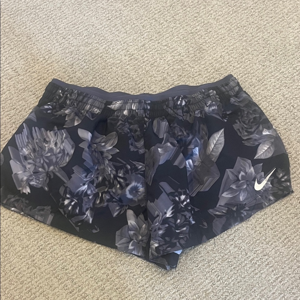 Nike Women's Black Floral Athletic Shorts size small- never worn